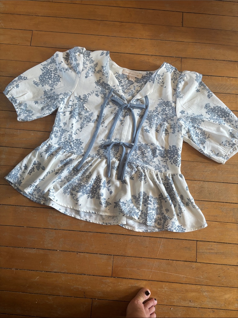 EUC Monteau Los Angeles Blue and White Floral Tie-Front Peplum Top